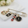 Xiaoxiangfeng brooch, flat zinc alloy jewelry, clothing and accessories, oil drip brooch, fashionable and versatile, women's oil drip Application Scenario